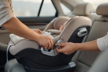 Bezpieczny montaż fotelika dla niemowlaka 0–13 kg w aucie