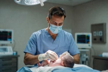 Dystocja barkowa – przyczyny, ryzyko i algorytm postępowania