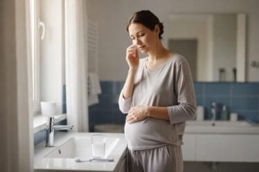 Krwawiące dziąsła w ciąży – przyczyny, objawy i leczenie